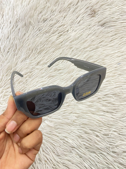 Lentes, diseñados con protección UV 100-400 para proteger tu visión. Gris oscuro, cuadrado con micas negras.