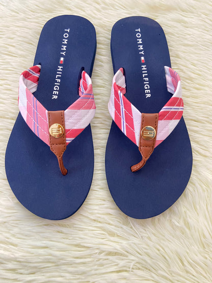 Sandalias TOMMY HILFIGER original, azul marino con rojo y marron y placa dorada en frente.