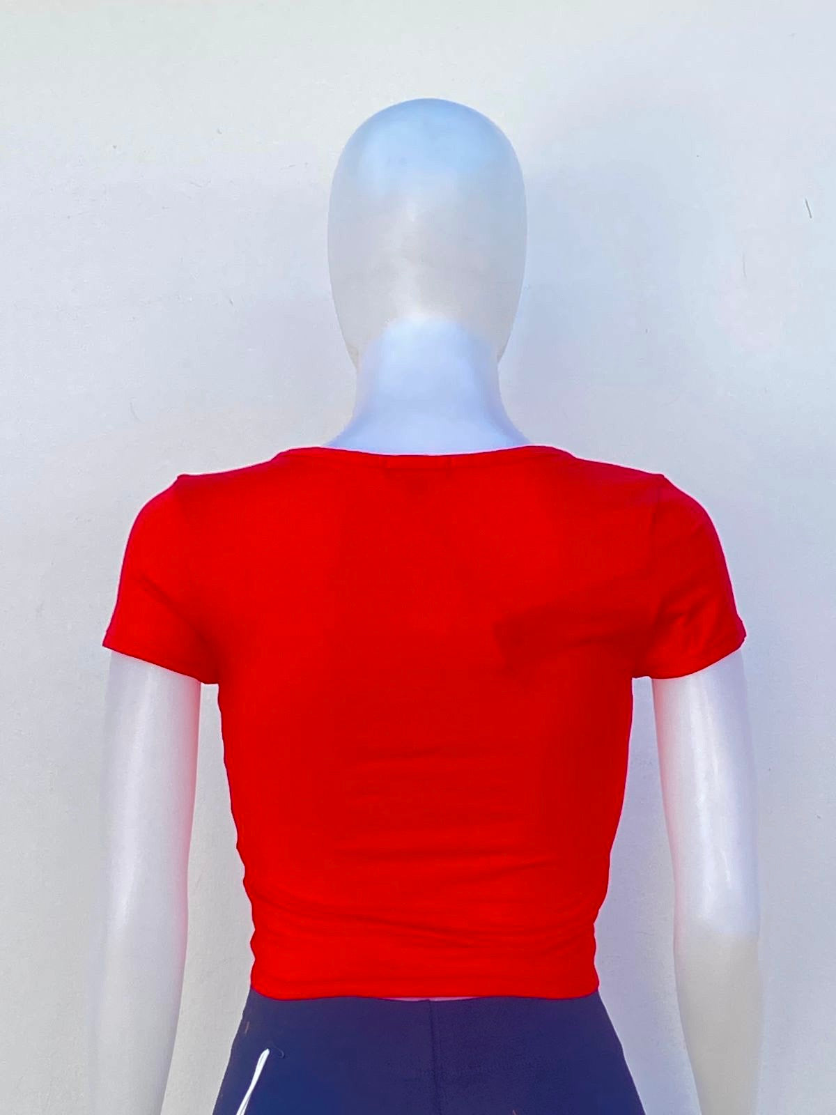 Top, rojo liso, con detalle de zipper plateado en frente.