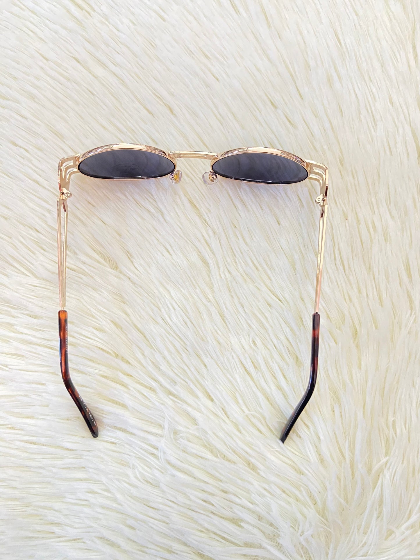 Lentes, negros con montura dorada, estilo ovalo, con protección UV 100-400.