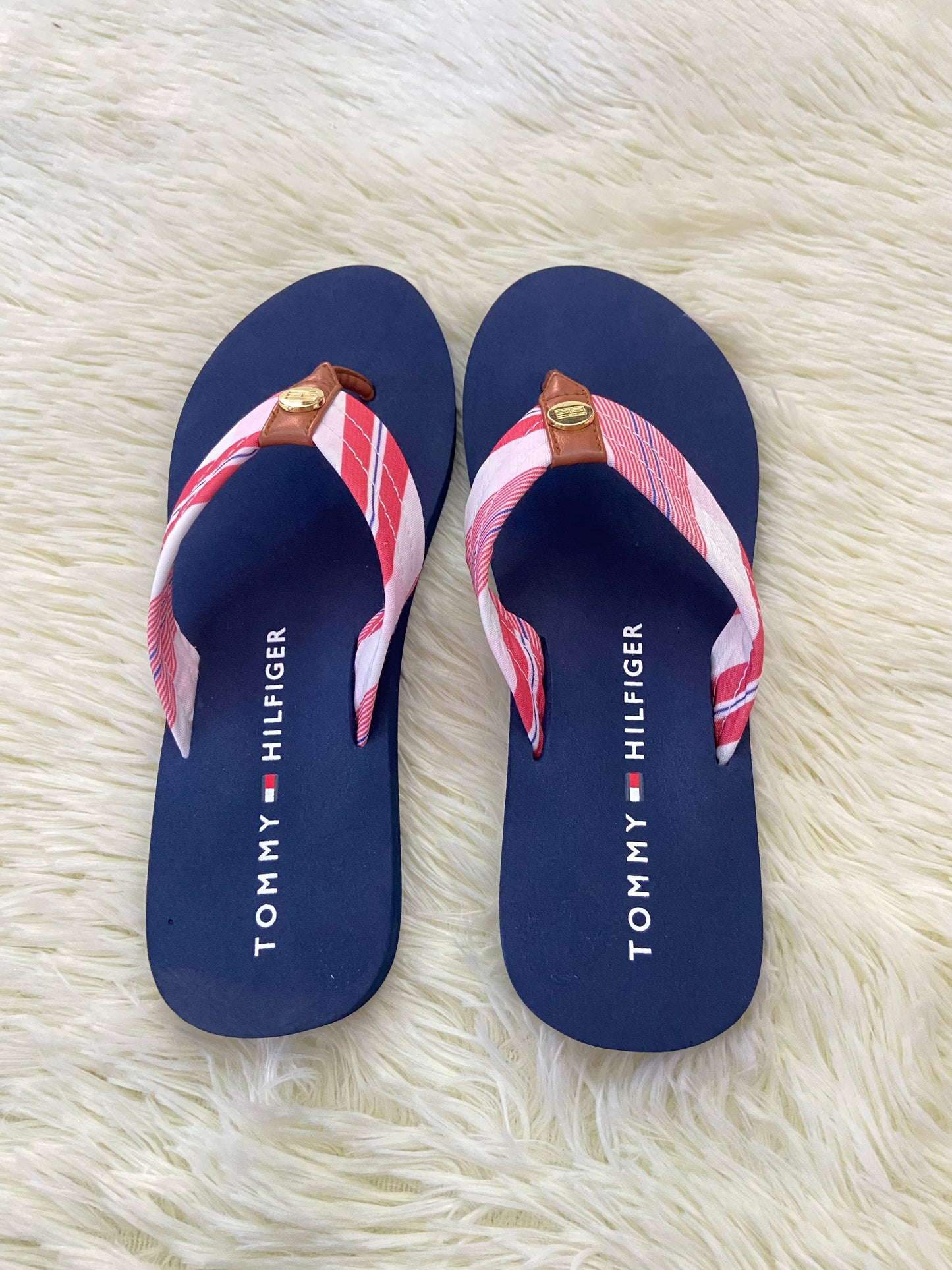 Sandalias TOMMY HILFIGER original, azul marino con rojo y marron y placa dorada en frente.