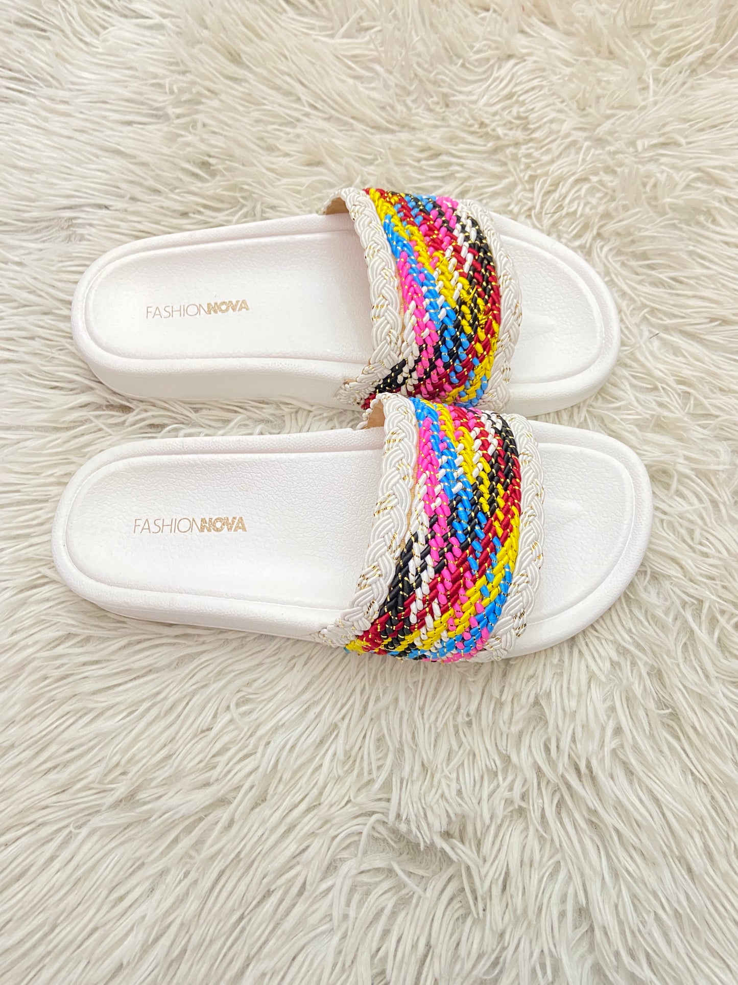 Sandalias, blancas con bordado multicolor y detalles dorados.