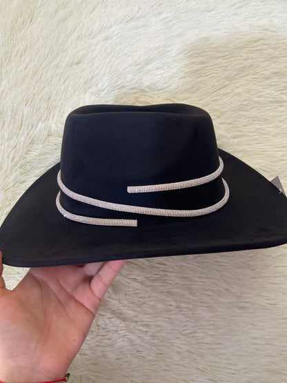 Sombrero, negro con lazo plateado con brillos.
