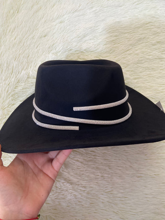Sombrero, negro con lazo plateado con brillos.