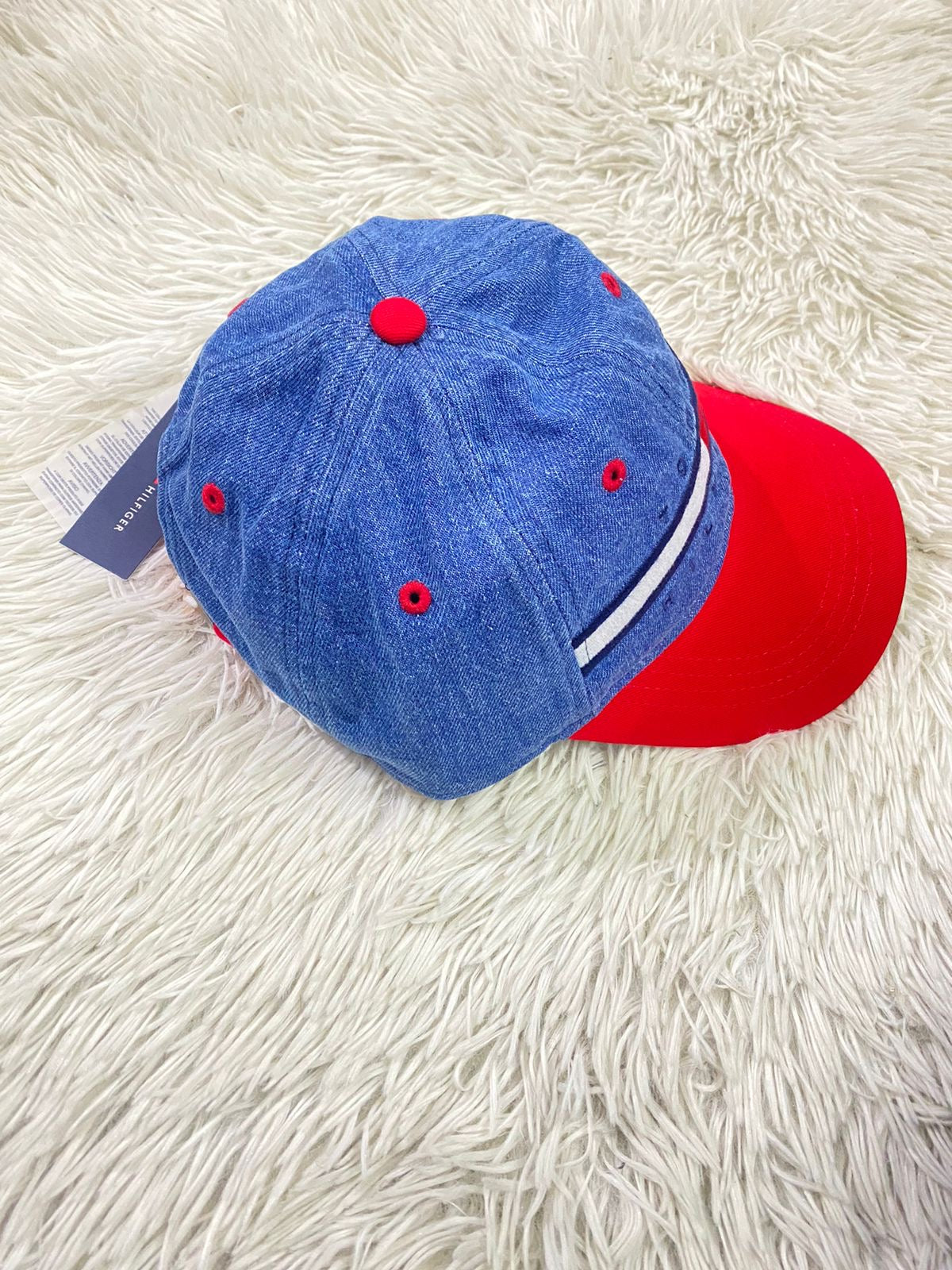 Gorra Tommy Hilfiger original en Jean y parte delantera en color rojo y banda TOMMY HILFIGER en frente.