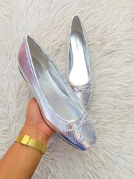 Zapatos CALVIN KLEIN original, color plateado con moño en frente, estampado de animal print