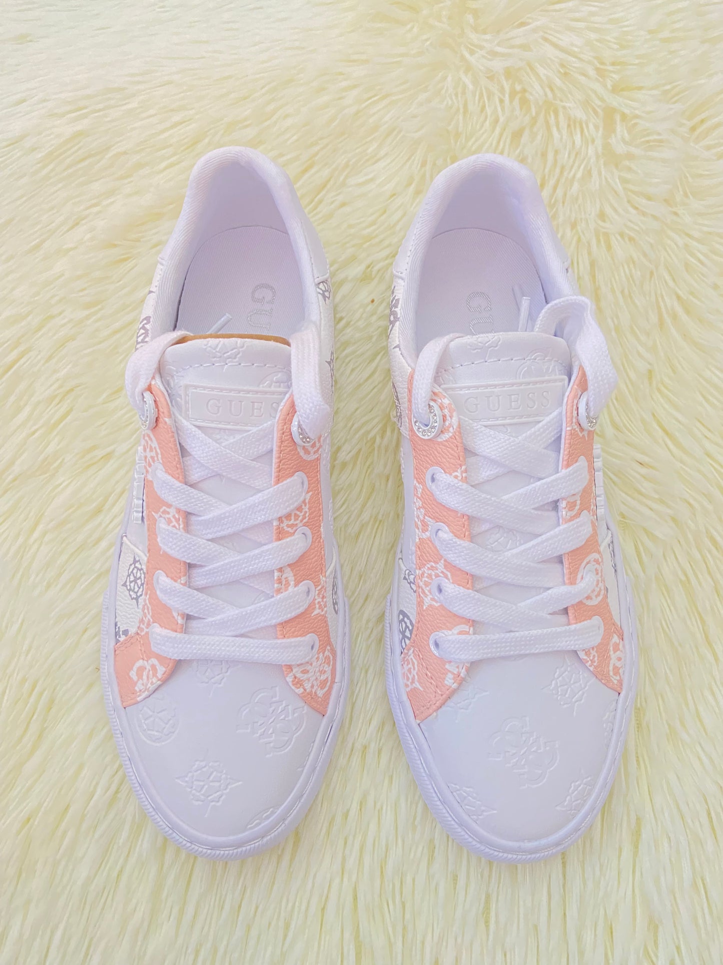 Tenis Guess original, blanco con rosado salmón, marron y estampado de la marca.