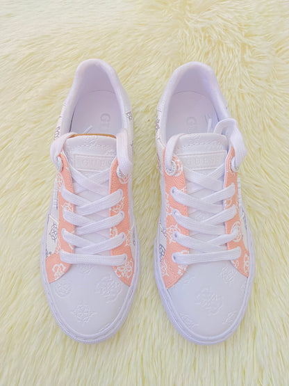 Tenis Guess original, blanco con rosado salmón, marron y estampado de la marca.