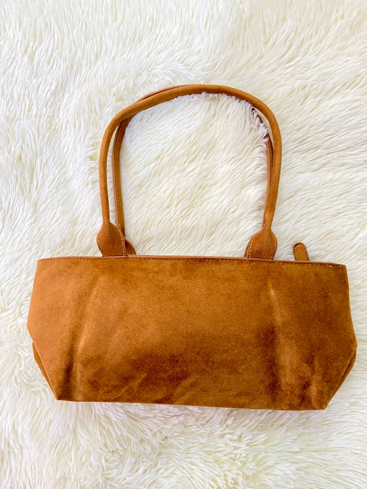 Cartera, marrón/ caramelo en pana y placa dorada en frente.