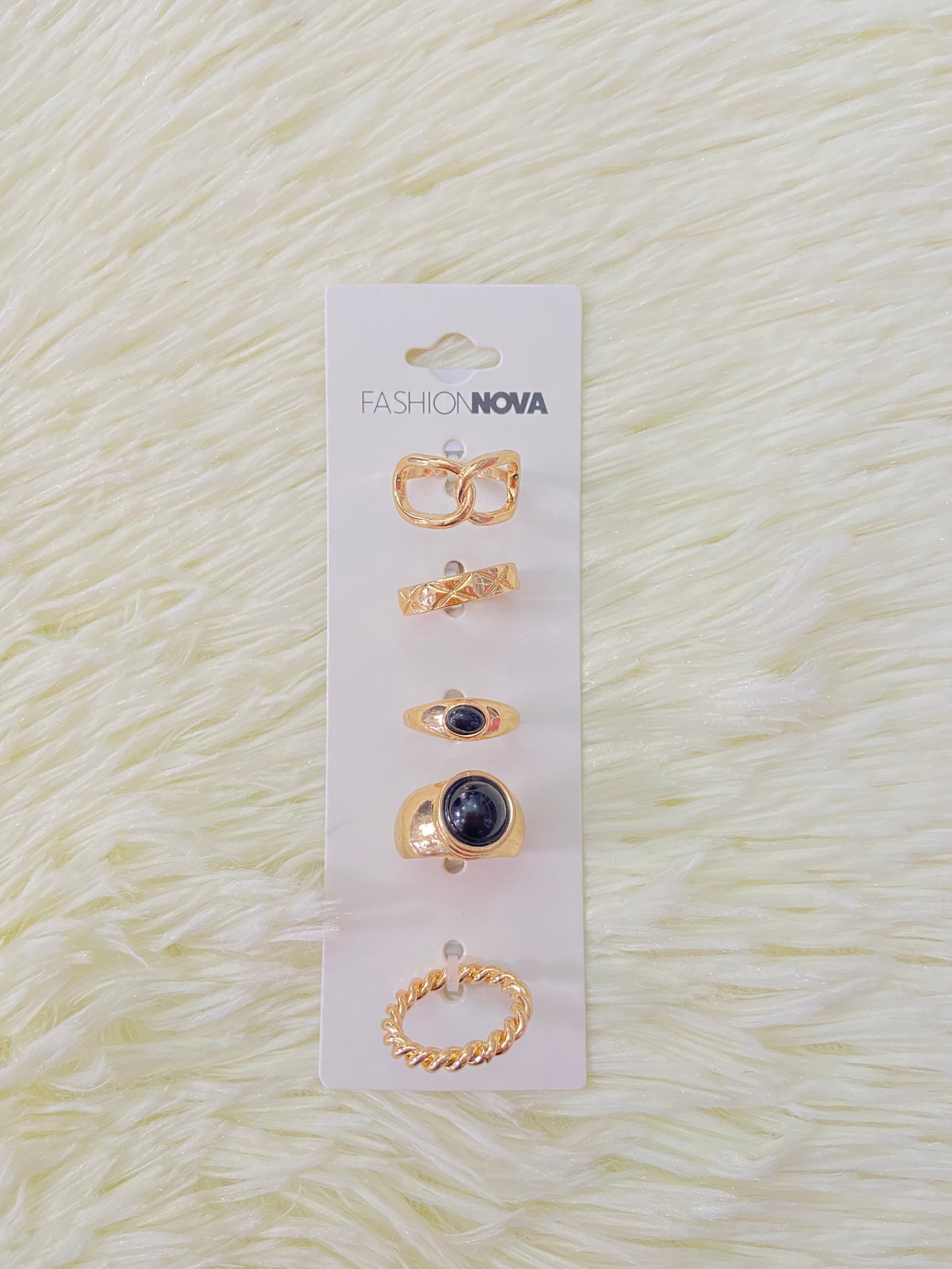 Set de anillos en color dorado, dos con detalle al frente de bola negra.