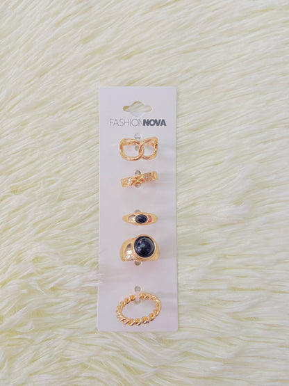 Set de anillos en color dorado, dos con detalle al frente de bola negra.