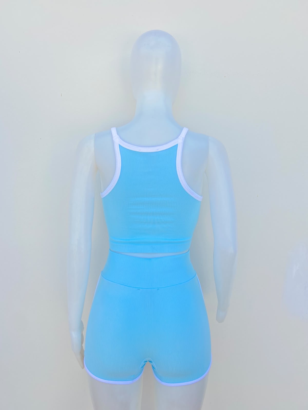 Conjunto JULIA BY LOVE J Original legging y top en color azul con manga de tiros y detalle al frente en color blanco.