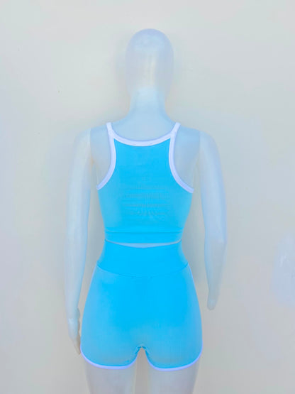 Conjunto JULIA BY LOVE J Original legging y top en color azul con manga de tiros y detalle al frente en color blanco.