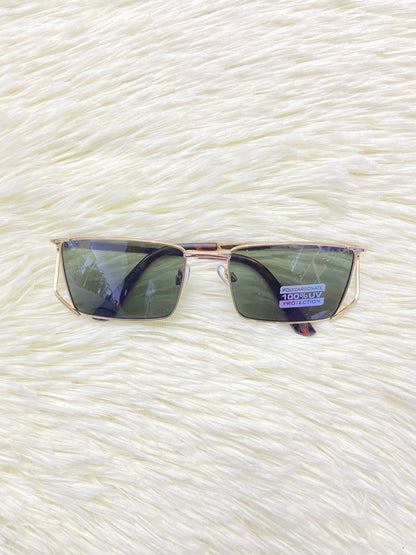 Lentes, con montura dorada y micas en color verde oscuro, con protección UV 100%.