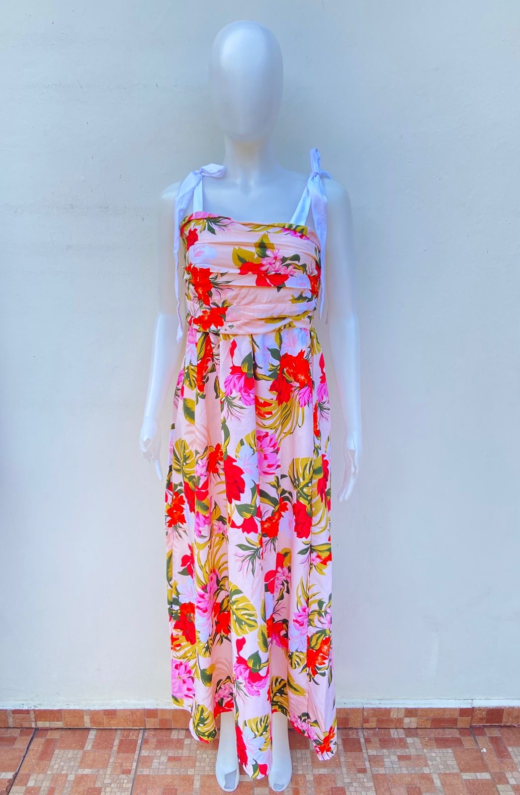 Vestido color crema con estampado se ramos y flores y lazon ajustables blancos, largo.