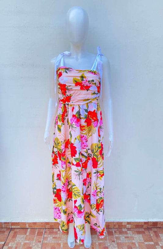 Vestido color crema con estampado se ramos y flores y lazon ajustables blancos, largo.