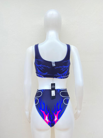 Biquini, de dos piezas negro con estampado de rayos y llamas en color azul y rosado y con letra al frente FINESSE