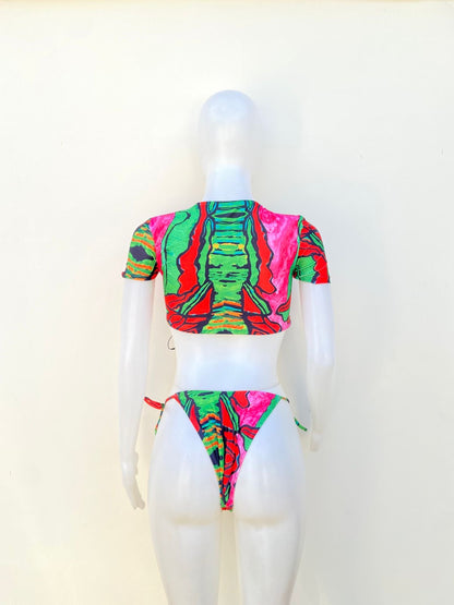 Biquini, rosado con verde y estampado de animal print y lazos ajustables, dos piezas.