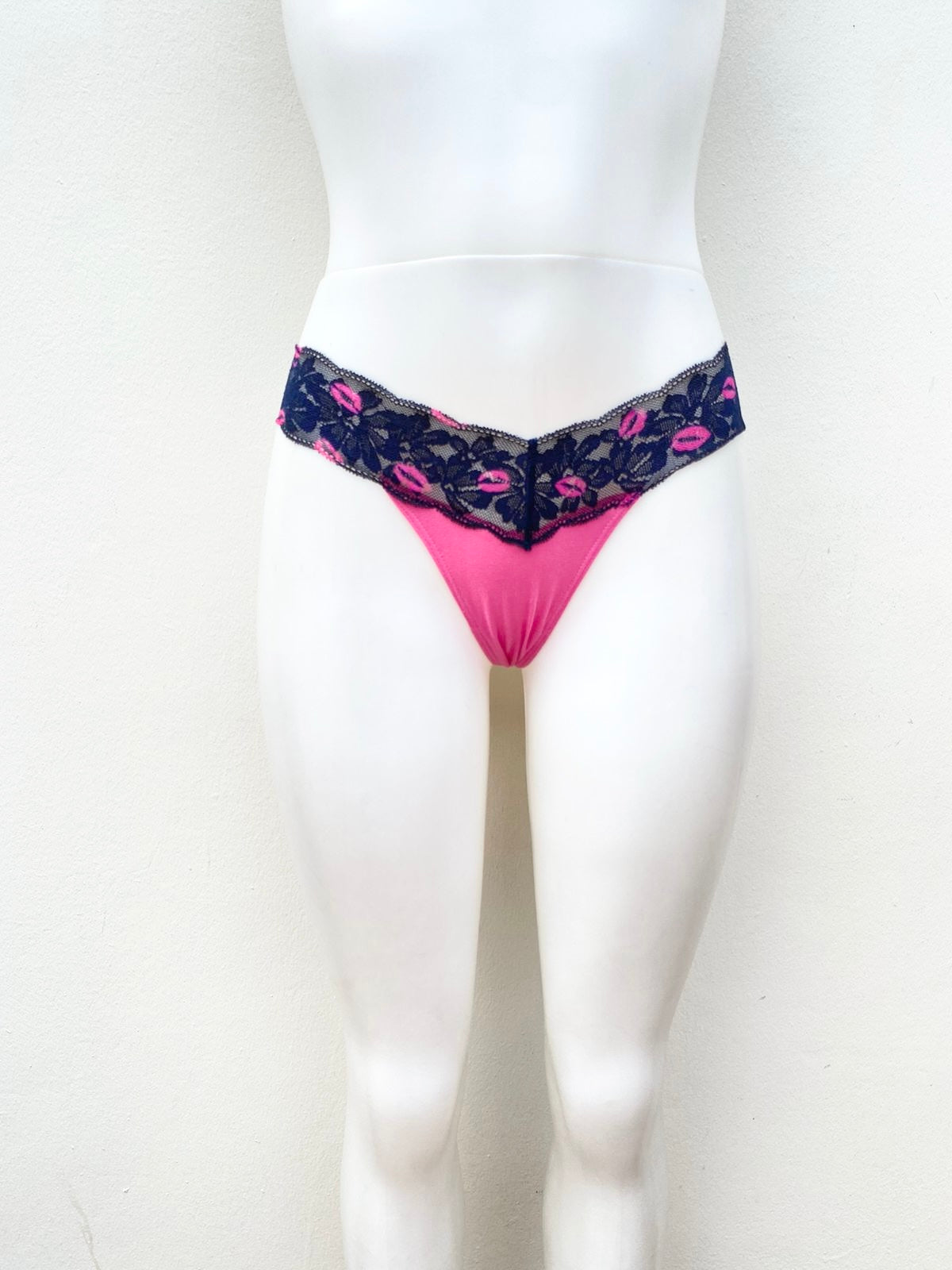 Panti VICTORIA’S Secret Original, color rosa, con encaje azul y con detalles en besos.