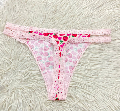 Panti PINK Victoria’s Secret Original, rosado con estampado de fresas y cerezas en encaje, tanga.