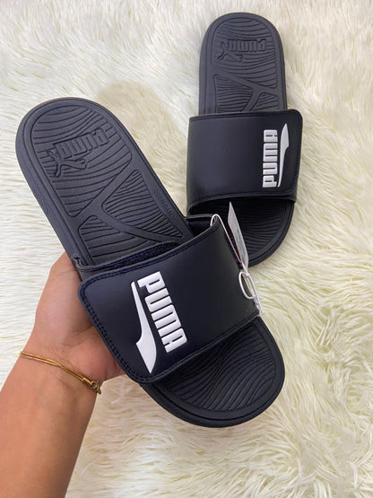 Sandalias PUMA original, negra con letras PUMA eñ color blanco en los lado.