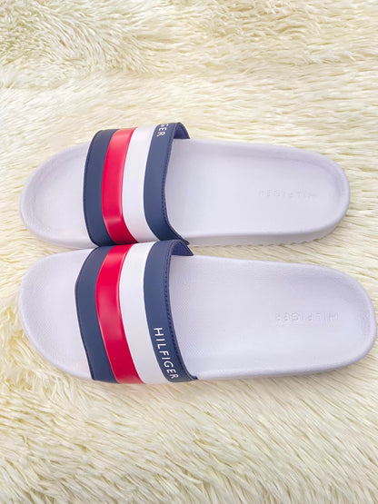 Sandalias TOMMY HILFIGER original, blanca con banda TOMMY en color rojo, blanco y azul y letras HILFIGER.