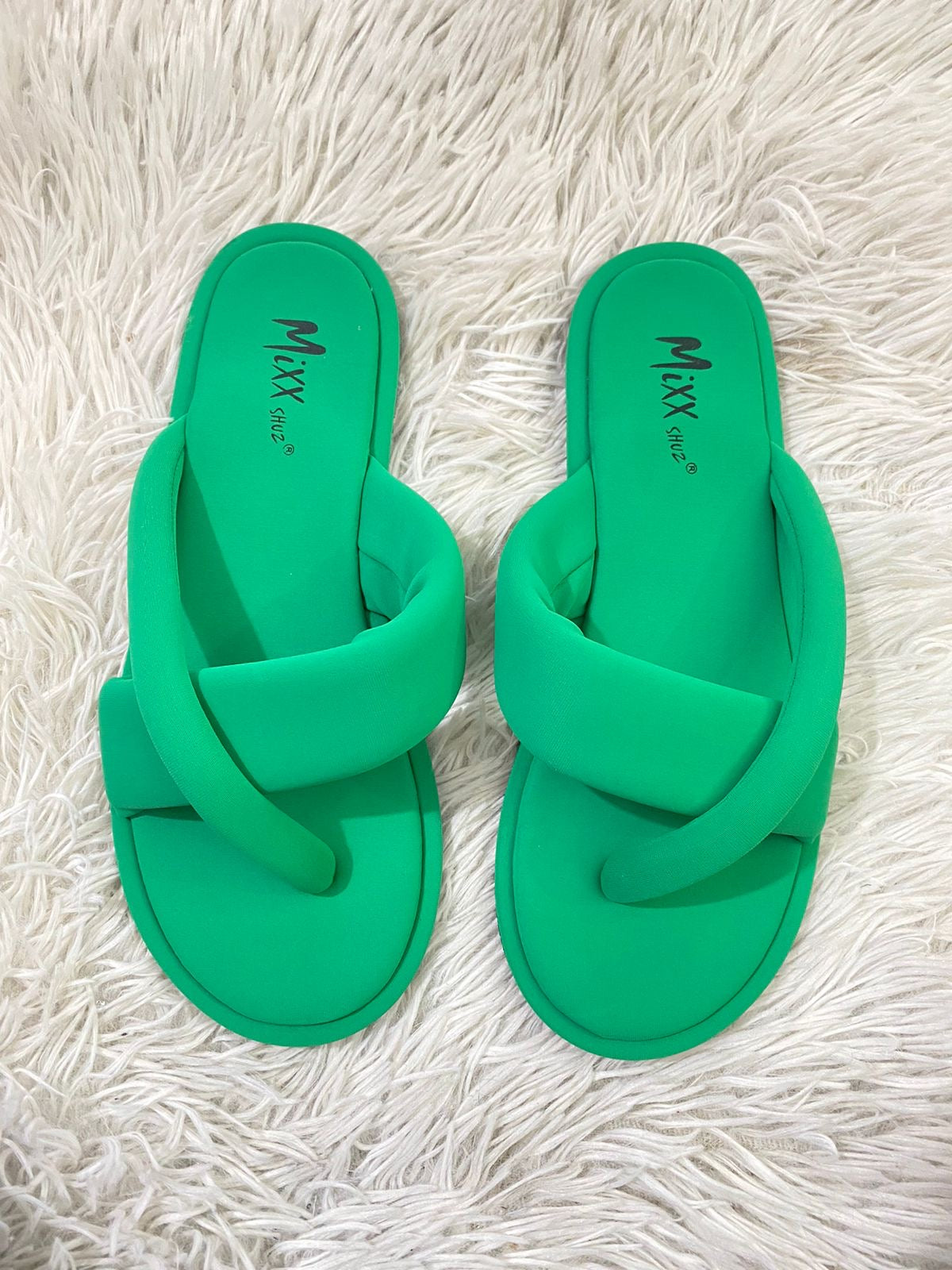 Sandalias MIXX original verde con correa cruzada.