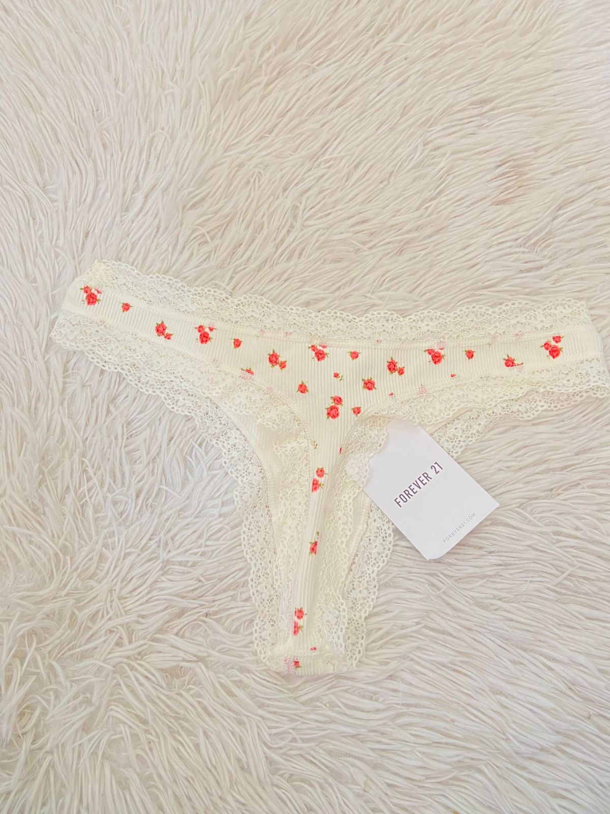 Panti Forever 21 original crema con estampado de flores rojas, tanga.