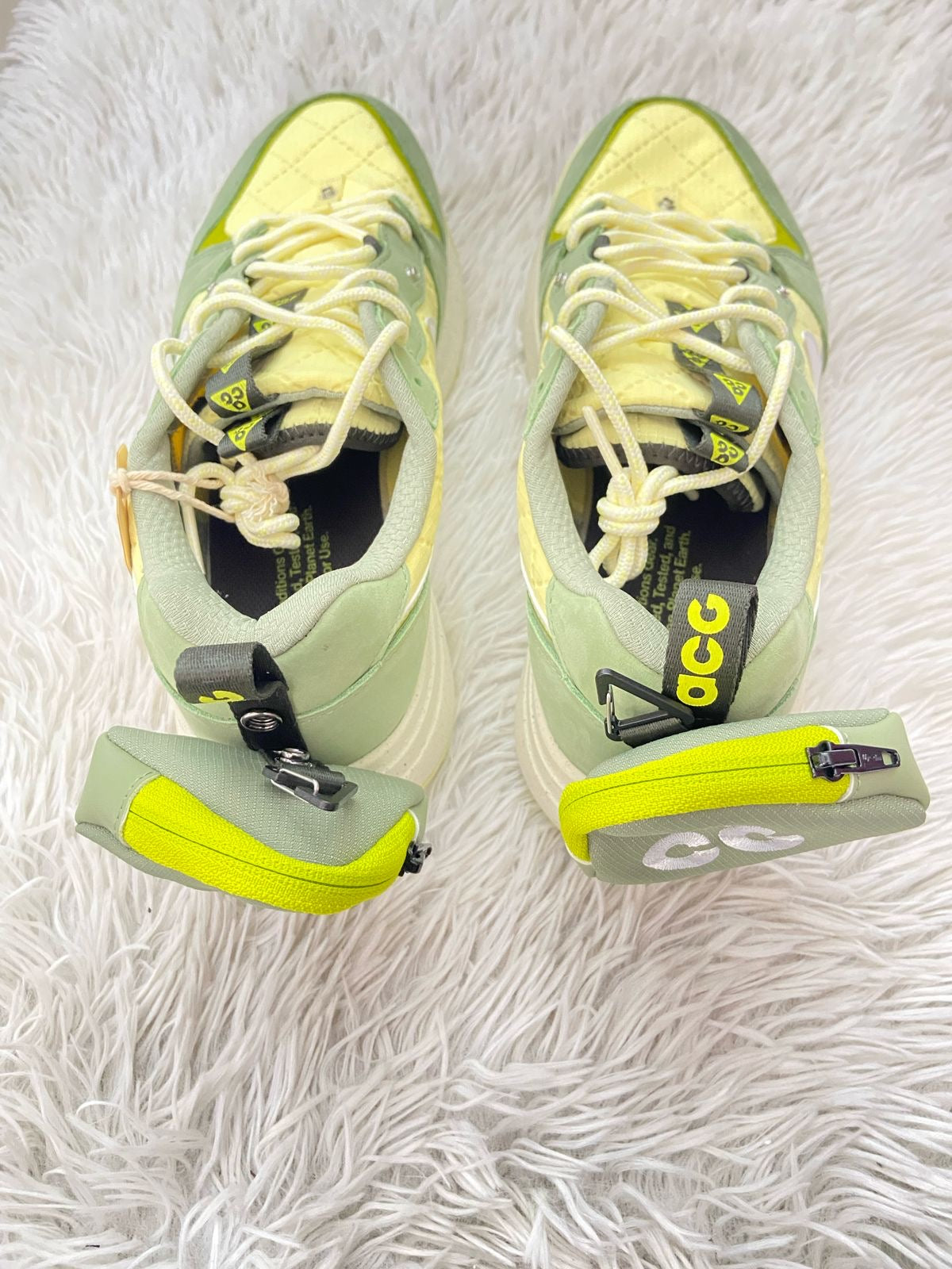 Tenis Nike Original verde con amarillo, con pequeño bulto con zipper