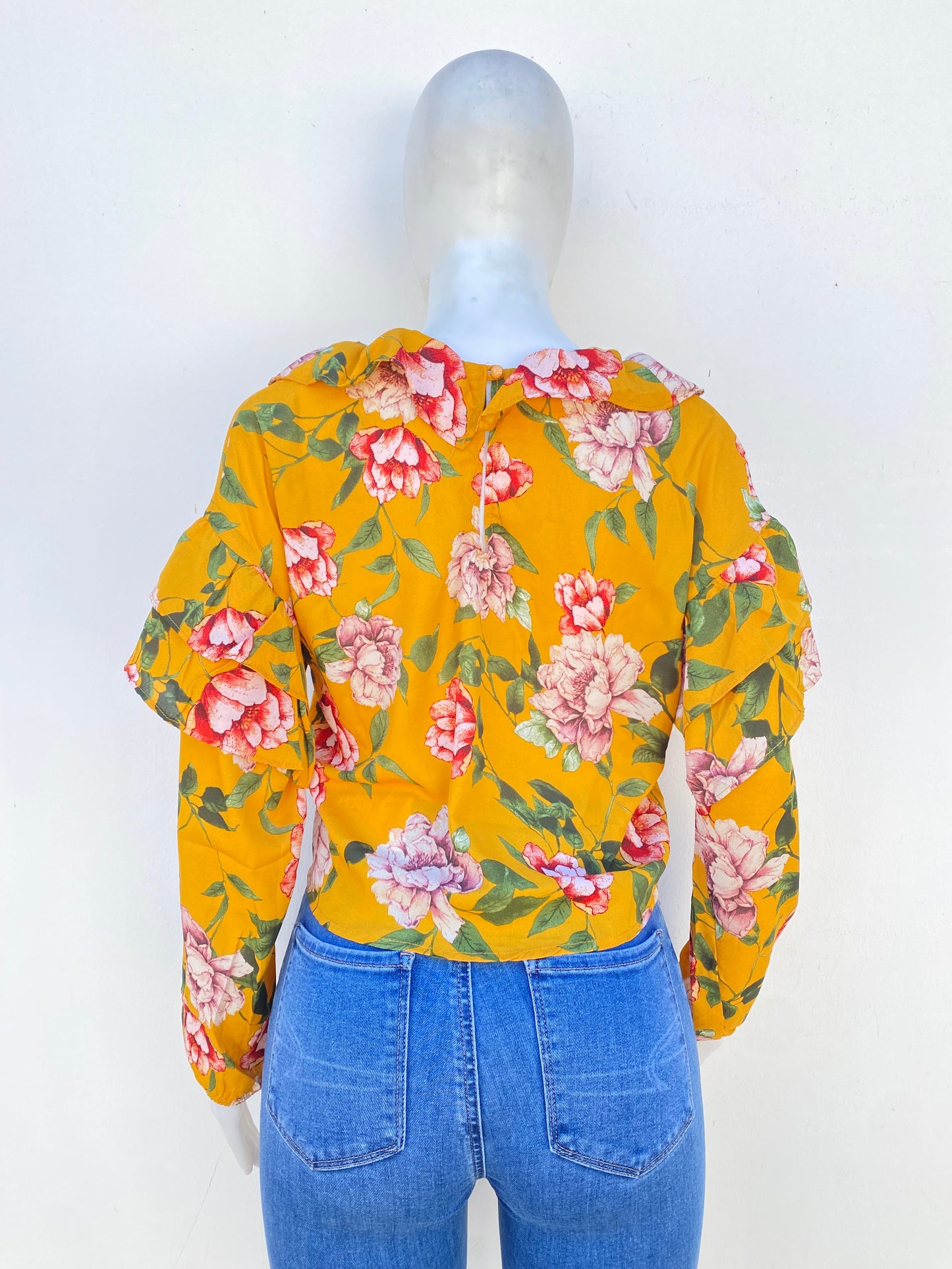 Blusa HEART HIPS original amarillo mostaza con estampado de flores en color rojo.