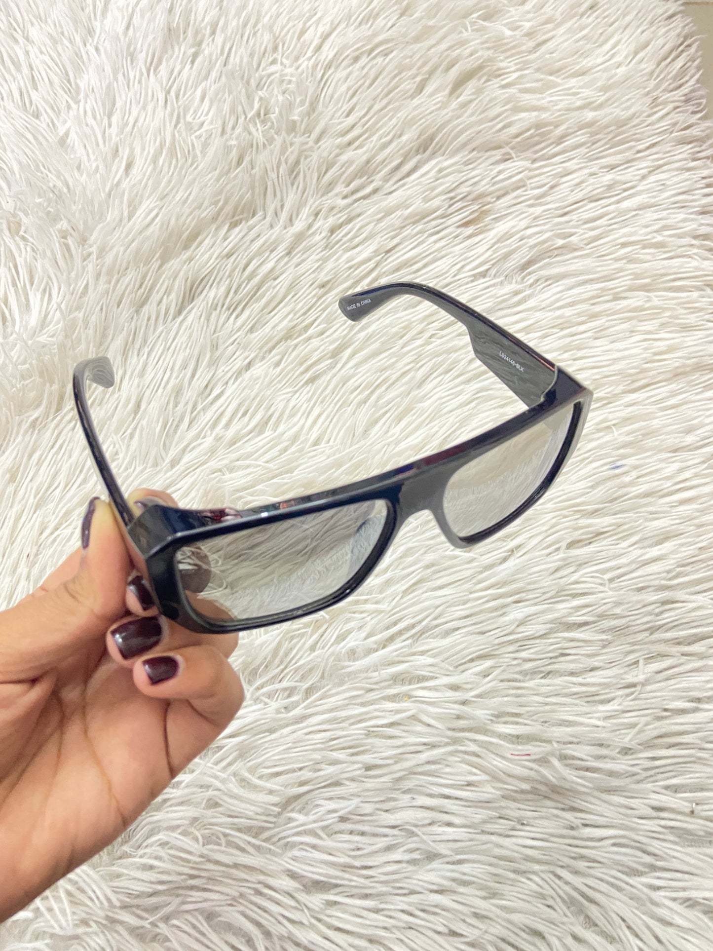 Lentes, negro cuadrado con micas plateadas.