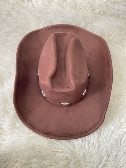 Sombrero, marron oscuro con placas de corazón al rededor en plateado, estilo vaquero.