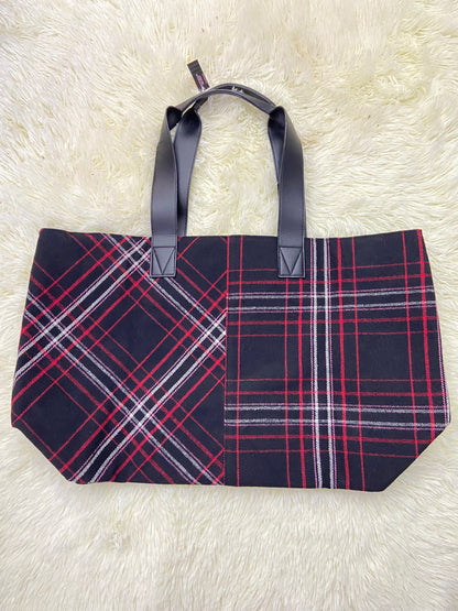 Bulto/Cartera VICTORIA’S SECRET original negro con rayas en color rojo, rosado y blanco y placa VS en dorado, tela.