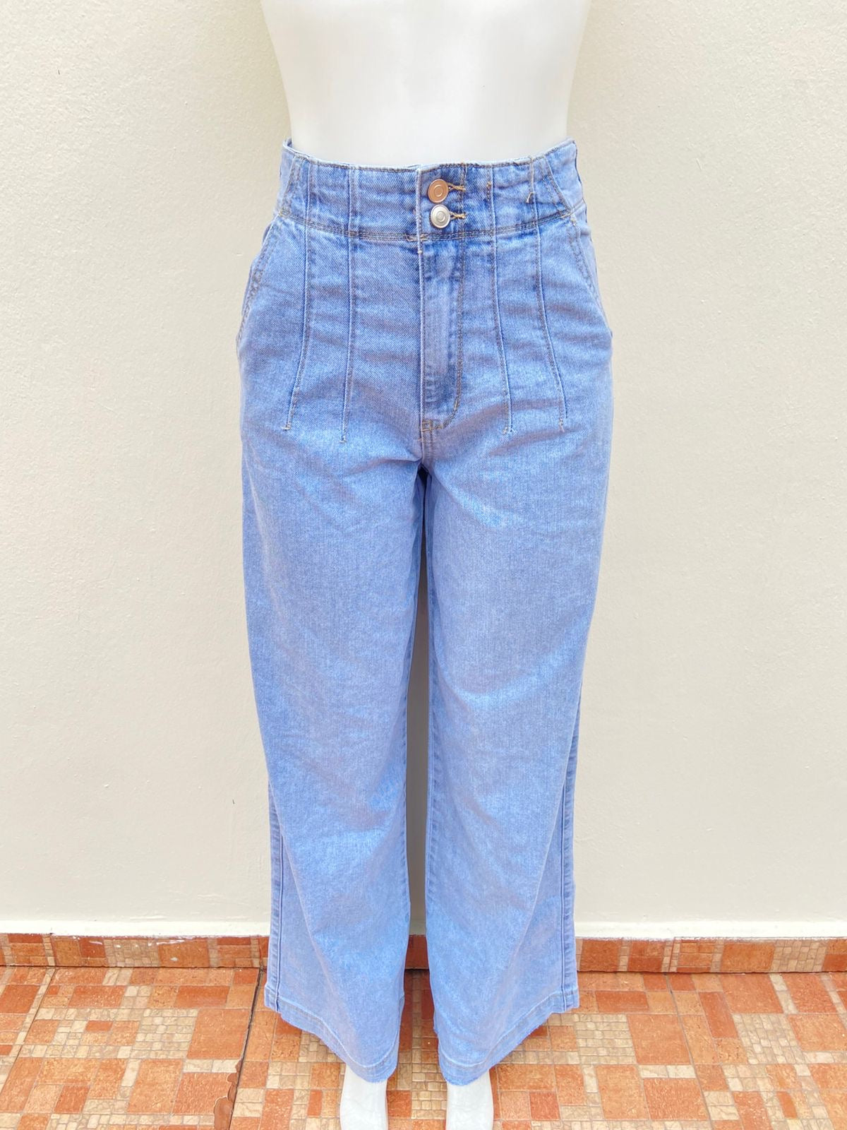 Pantalón Jean, azul claro liso, estilo ballon, con dos botones.