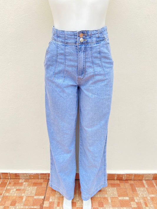 Pantalón Jean, azul claro liso, estilo ballon, con dos botones.