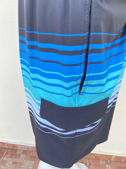 Bañador/Baggy GEORGE original, negro con rayas en tonos diferentes de azul, Aqua, verde y lazos ajustables.