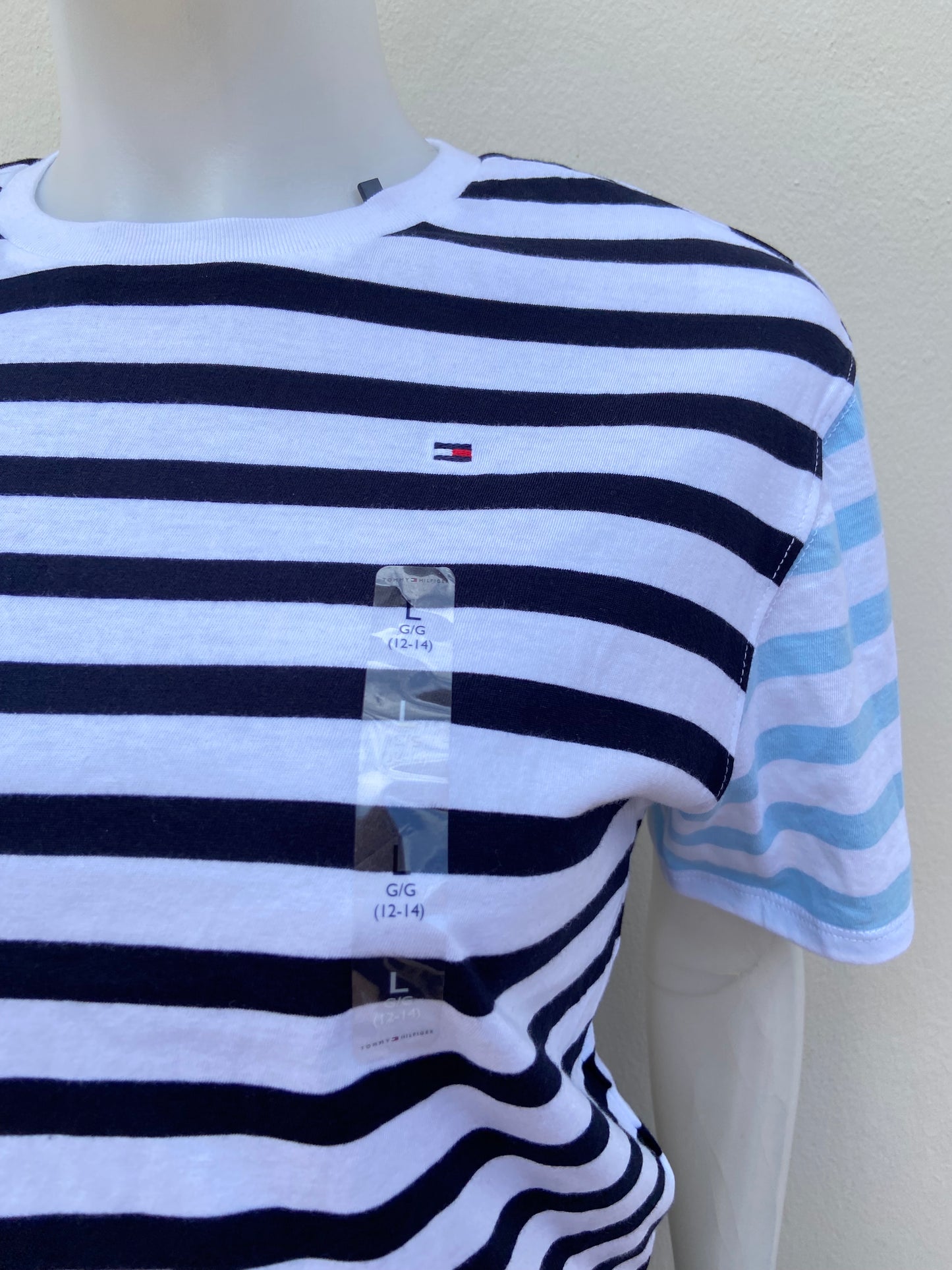 Top TOMMY HILFIGER original, blanco con rayas en color azul marino y mangas en color rojo y azul con rayas.