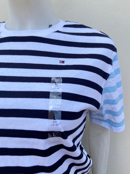 Top TOMMY HILFIGER original, blanco con rayas en color azul marino y mangas en color rojo y azul con rayas.