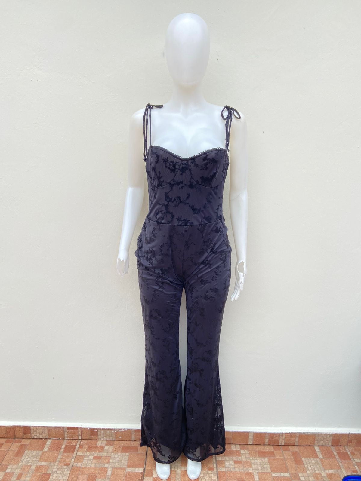 Enterizo, negro con estampado de flores en terciopelo y lazos ajustables.