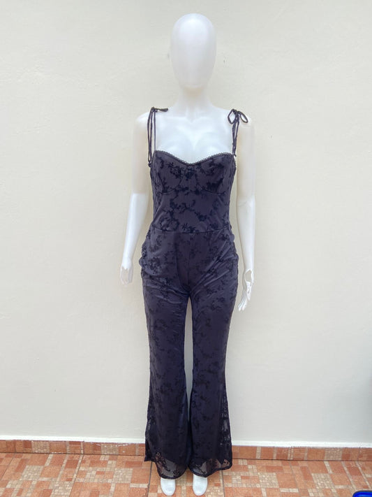 Enterizo, negro con estampado de flores en terciopelo y lazos ajustables.