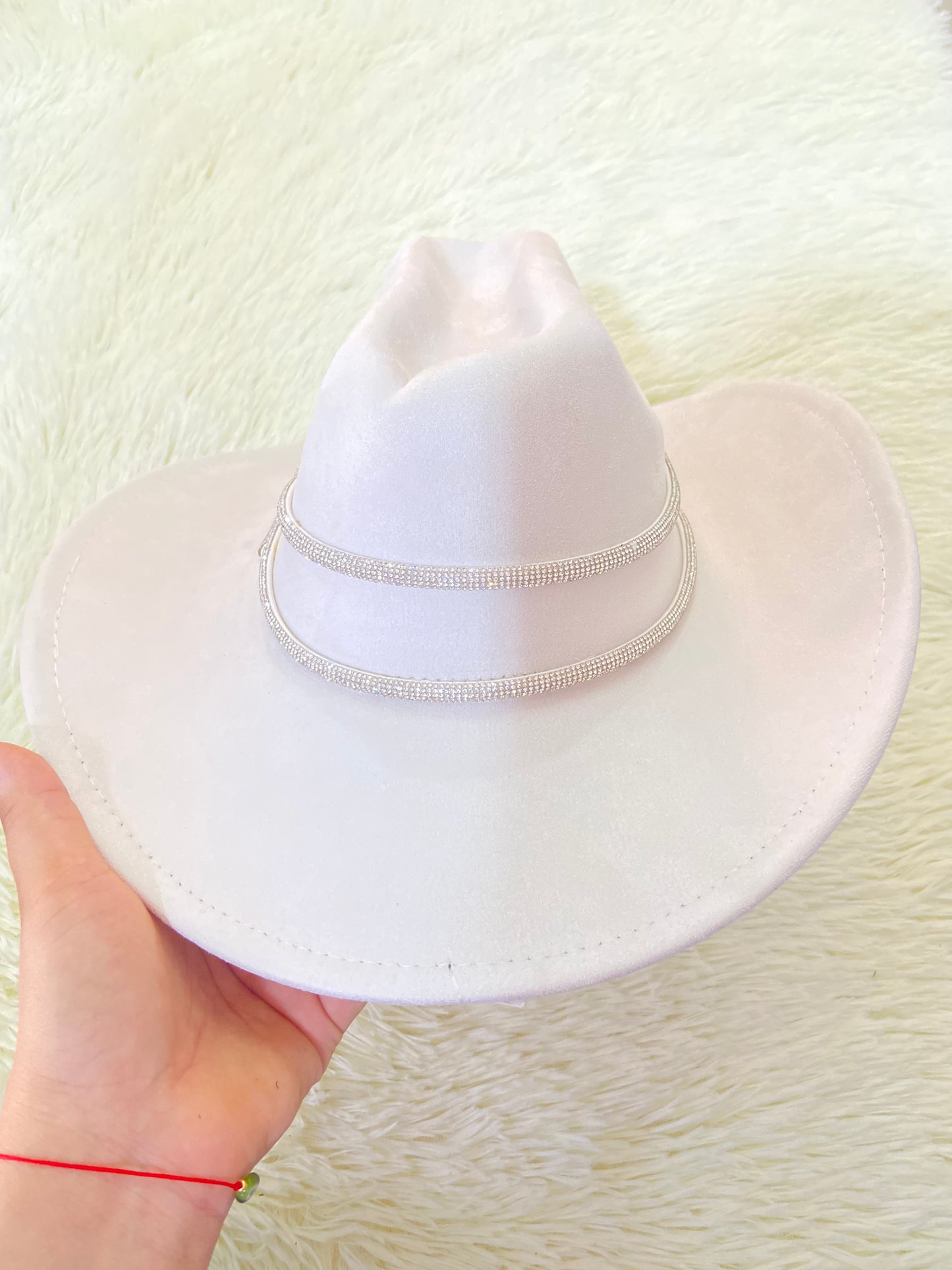 Sombrero, blanco con lazo en color plateado con brillos.