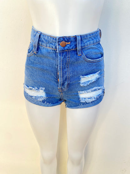 Short azul oscuro con rasgados.
