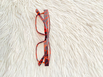 Lentes diseñados con protección UV 100-400 para proteger tu visión. Marron y animal print, micas claras.