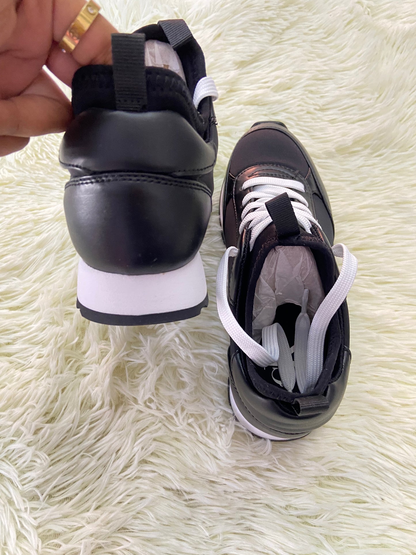 Tenis CLAVIN KLEIN original, negro con suela en color blanco y letras CK en  los lados.