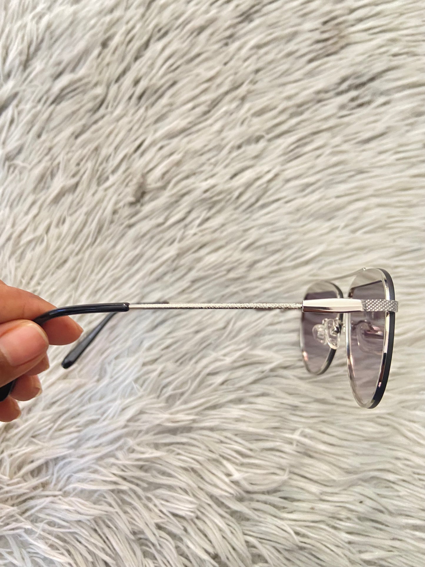 Lentes GUESS Original con marco plateado, letra guess al frente, micas grandes y con degradado morado oscuro.