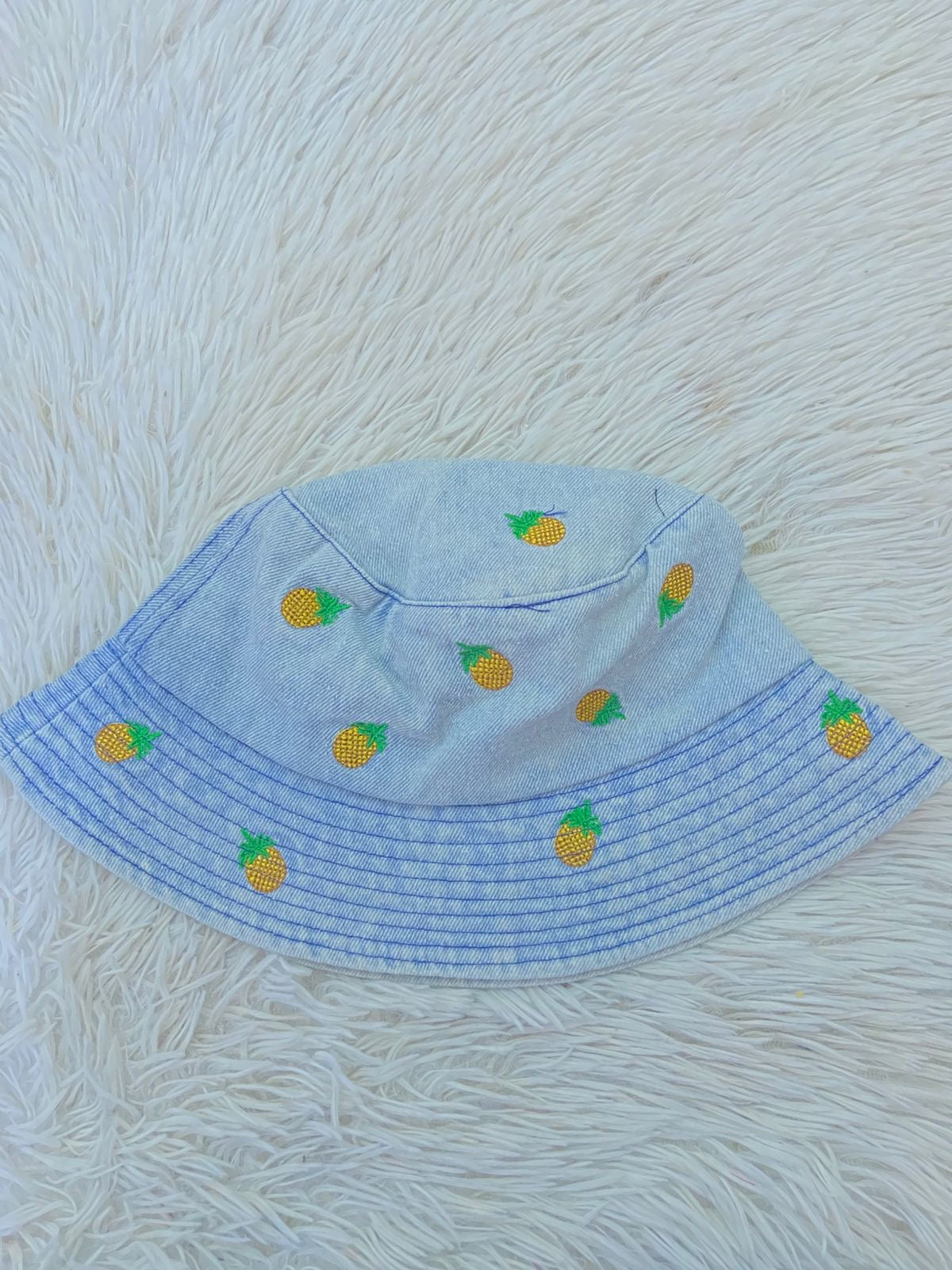 Gorro en tela jean con estampado de piñas