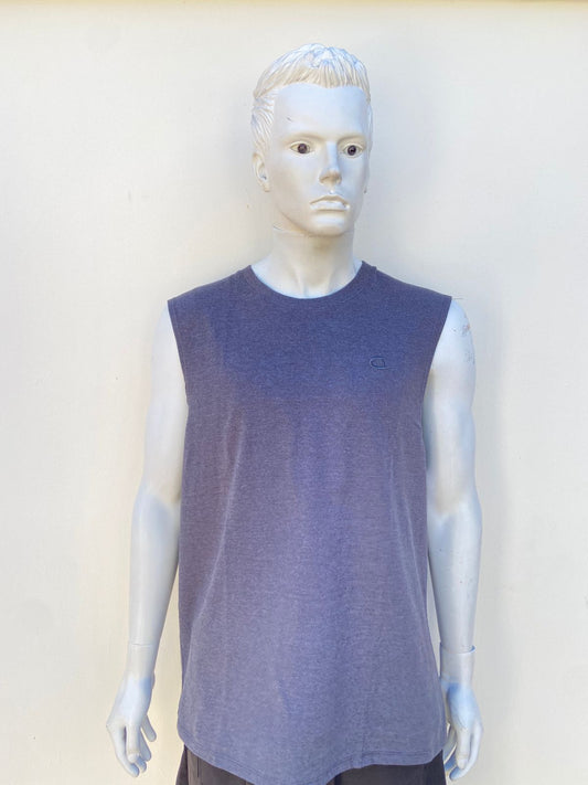 Franela CHAMPION original, gris oscuro ( charcoal ), con pequeño logotipo de la marca.