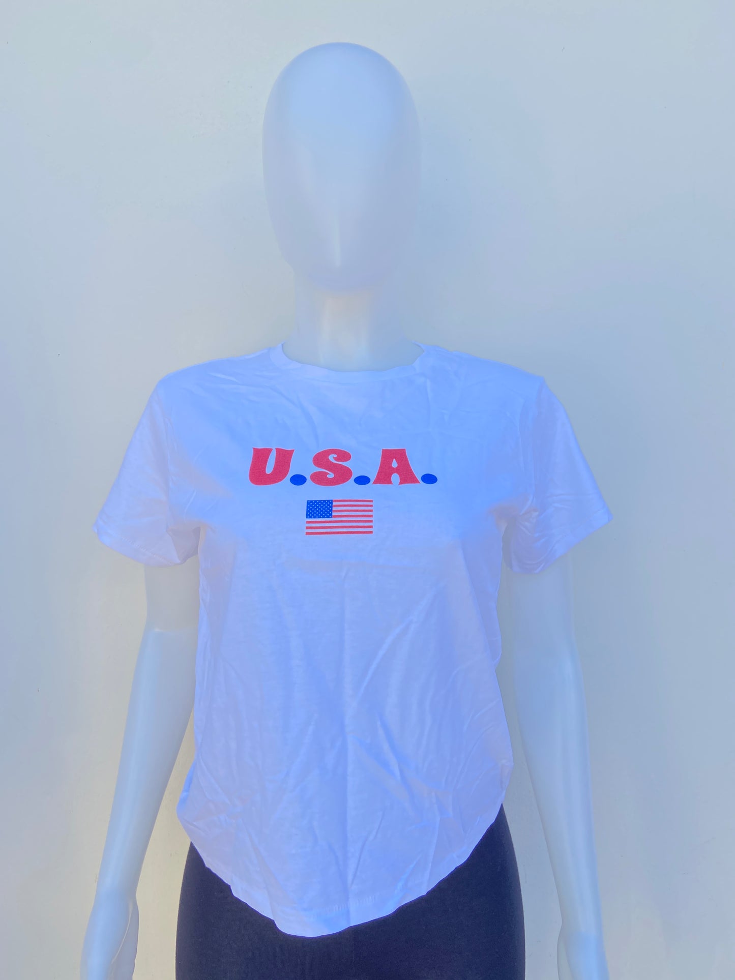 T-shirt/ Top, blanco con letras U.S.A en rojo y bandera americana.