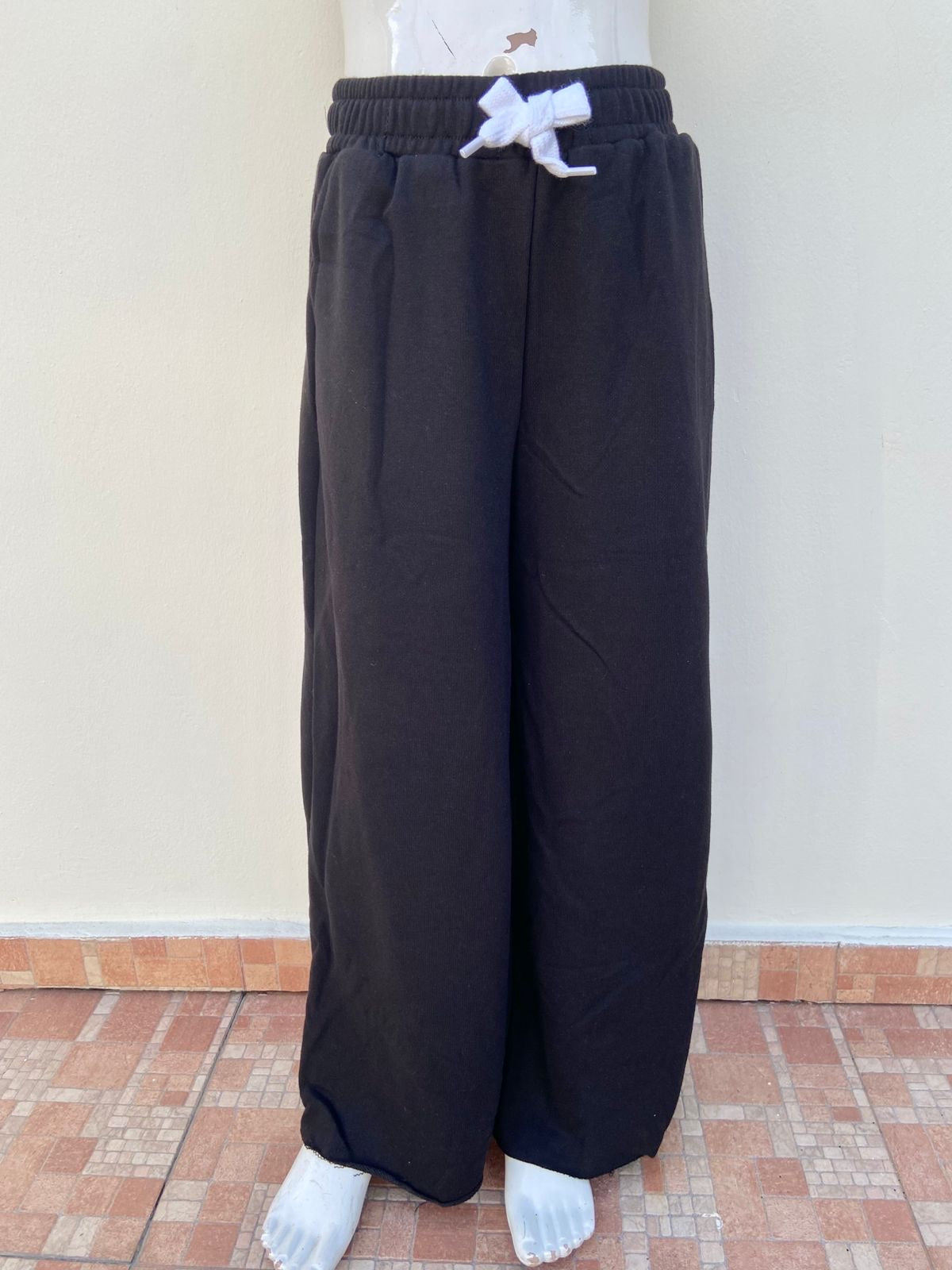 Jogger en color negro liso con lazo blanco y pretina ajustable