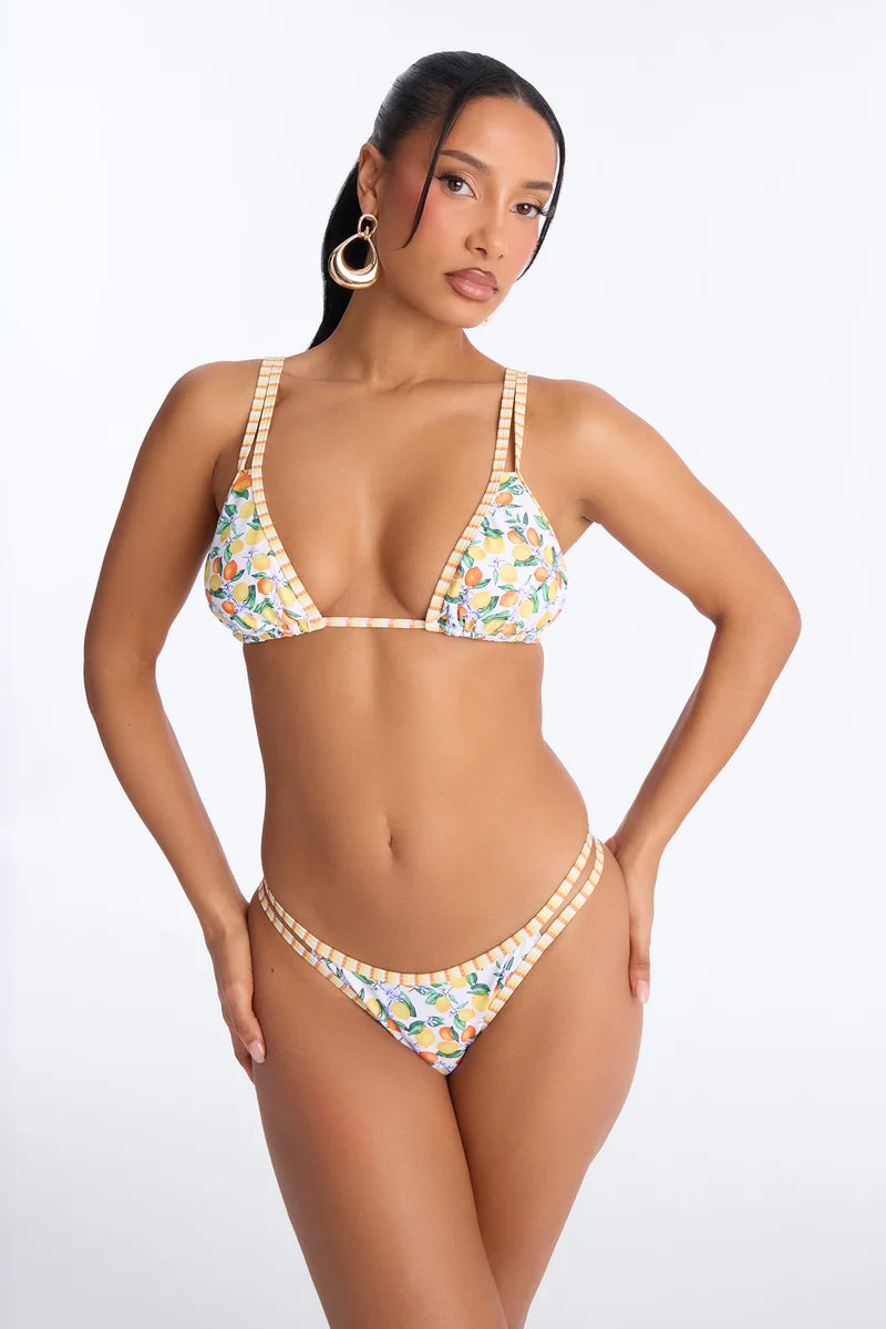 Biquini, blanco con estampado de limones y flores en color amarillo, 2 piezas.